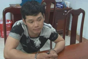 Thanh niên hung hãn cầm dao rựa tấn công CSGT