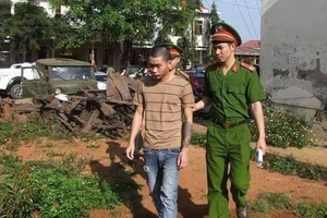 Lợi dụng người lớn đi viện, vào 'yêu' bé 15 tuổi