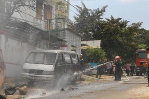 Clip: Đang đậu bên đường, ô tô đùng đùng bốc cháy