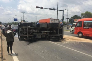 Xe tải lật, đè 2 ô tô con trên đường Phạm Văn Đồng