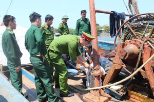 4 ngư dân bị xích, trói trên 2 tàu cá