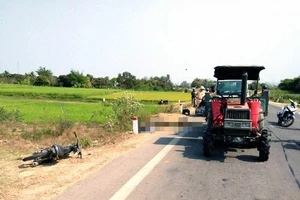 2 vợ chồng tử nạn vì tông xe máy cày đang đỗ