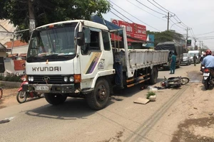 Bình Chánh: Sụp ổ gà, thanh niên nguy kịch dưới xe tải