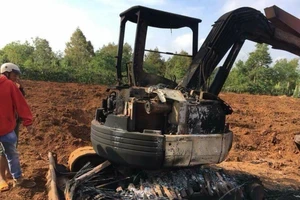 Xe múc bị thiêu rụi nghi do bị đốt