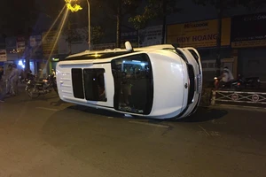 Tông dải phân cách, xế hộp lật nghiêng, bể đầu