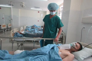 Bị bắn trọng thương, gọi cho vợ tới đưa đi cấp cứu