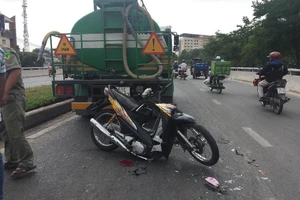 Thanh niên nguy kịch sau va chạm với xe tưới cây