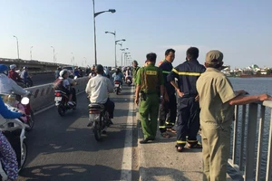 Nam thanh niên mang ba lô nhảy cầu Bình Triệu