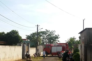 3 mẹ con kêu cứu trong căn nhà cháy