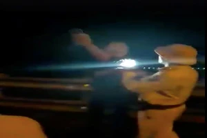 Điều chuyển trung tá CSGT rọi đèn pin vào mặt dân