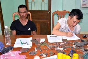 Mang kiếm chạy xe máy còn đưa theo ma túy, báng súng