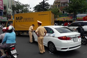 Ô tô va xe tải ở quận 10, giao thông ùn ứ