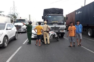 Tài xế ô tô đập nứt kính xe tải ở quận Bình Tân