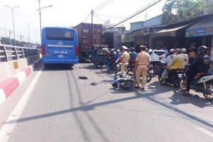 Bình Tân: Va chạm với xe buýt, nam thanh niên nguy kịch