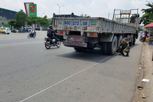 Nữ sinh chết thảm dưới bánh xe tải ở Bình Dương