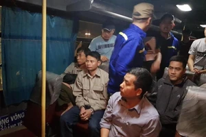 9 tài xế chơi xóc đĩa trên ô tô