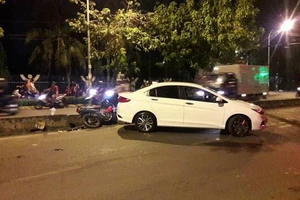 Ô tô tông văng xe máy vào dải phân cách ở Gò Vấp