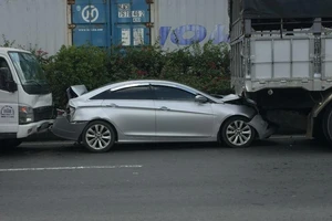 Xế hộp móp cả đầu lẫn đuôi vì nằm giữa 2 xe tải