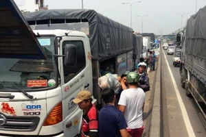 4 xe tải tông nhau gần cầu vượt Quang Trung