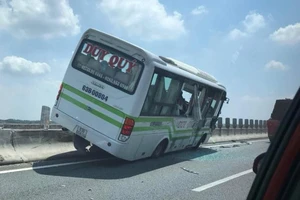 Xe khách nằm trên dải phân cách cao tốc Trung Lương