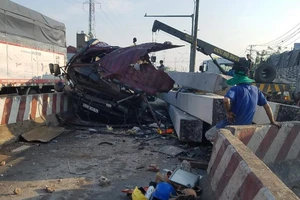 Hóc Môn: Xe đầu kéo bị cọc bê tông đè nát, tài xế trọng thương