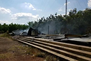 Sét đánh tan tành trụ sở công ty đang có 11 người ngủ