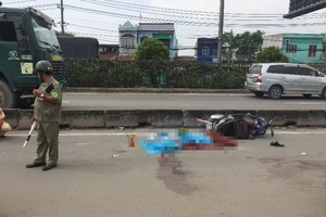 Thanh niên chạy xe máy tử vong vì ô tô bung bạt tại quận 12