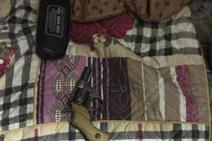 Nhân viên massage dí súng vào đầu bảo vệ