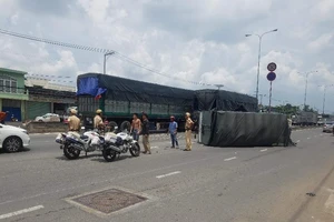 Quận 12: Tránh xe máy, xe tải lật ngang đường