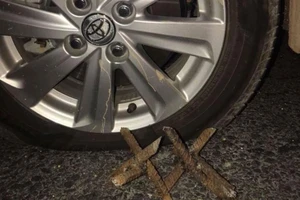 Hàng loạt tài xế dính đinh 'khủng' trên quốc lộ 18