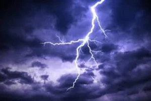 2 người bị sét đánh thương vong dưới ruộng