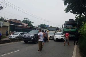 Hóc Môn: Tai nạn liên hoàn, 5 ô tô dính chùm trên quốc lộ
