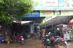 Xe tải lao vào quán cà phê đông khách