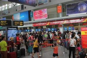 Nữ nhân viên hàng không bị khách ném điện thoại vào mặt