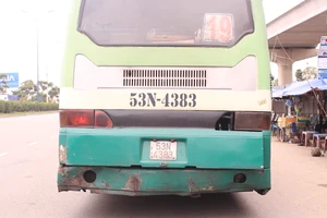 Phát ớn với các xe buýt xuống cấp trầm trọng ở TP.HCM