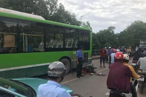 Tránh đấu đầu ô tô tải, 2 người đàn ông văng xuống đường 