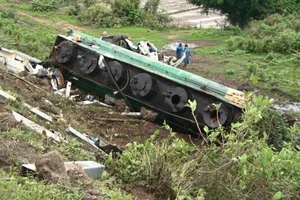 Tài xế, phụ xe kẹt trong cabin xe bồn dưới vực sâu