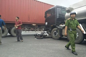 Đồng Nai: Xe máy vỡ nát sau va chạm ô tô, tắc đường gần 3 km