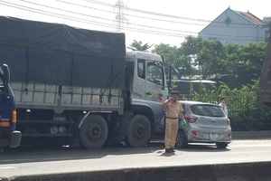 Ô tô 4 chỗ xoay ngang quốc lộ ở Thủ Đức, nhiều người kêu cứu