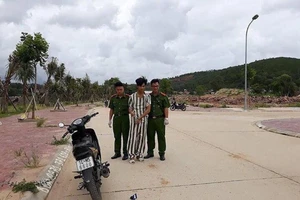 Đang tâm sự với bạn trai, cô gái bị hiếp dâm, cướp vàng