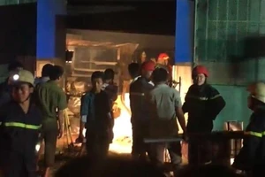 Lửa thiêu rụi xưởng sản xuất bao bì nhựa ở Hóc Môn