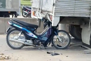 Người say lao xe máy dính chặt vào đuôi ô tô tải