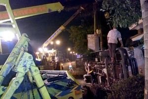 Xe tải cán vệt nhớt trên đường dẫn cao tốc, lật ngang 