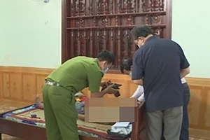 Người cha đau xót phát hiện con trai treo cổ trong vườn