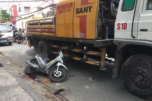 Bị xe tải cuốn vào gầm, một tài xế grap tử vong