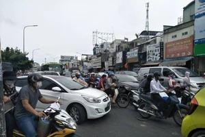 Lật container ở ngã tư Bảy Hiền, giao thông tê liệt 