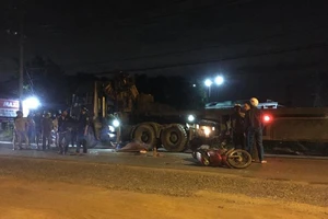 Va chạm xe máy ở Củ Chi, 1 người ngã vào bánh ô tô đầu kéo