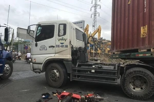 Thủ Đức: Xe máy không biển số va ô tô đầu kéo, 1 người cấp cứu