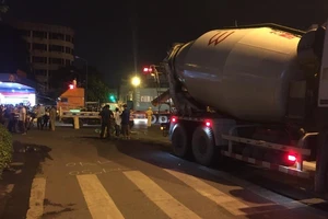 1 phụ nữ đi xe đạp chết thảm dưới bánh xe bồn ở quận 11