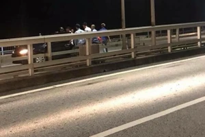 Uống acid sau khi được CSGT ngăn việc nhảy cầu